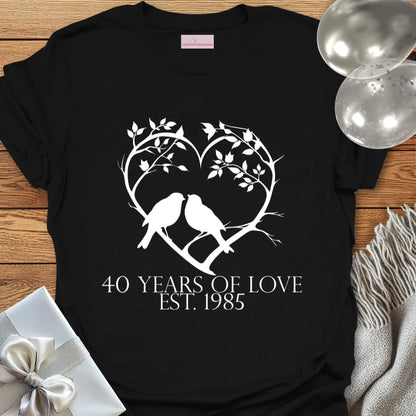 40 Years of Love, Est. 1985 (Lovebirds) - 40th Wedding Anniversary T-Shirt