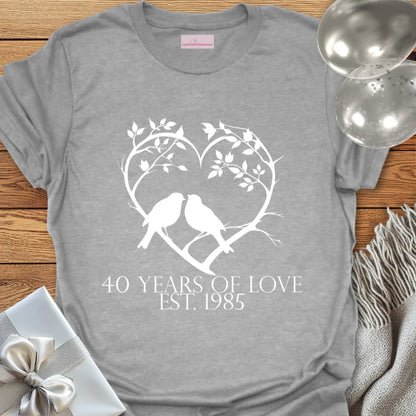 40 Years of Love, Est. 1985 (Lovebirds) - 40th Wedding Anniversary T-Shirt