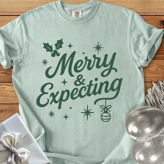 Merry & Expecting - Premium Christmas Pregnancy T-Shirt